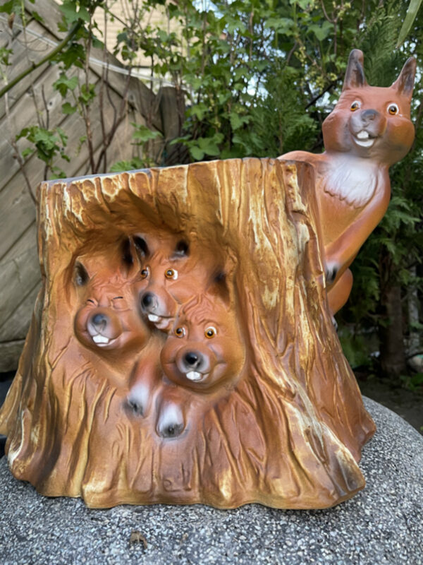 Gartendekofigur Eichhörnchenfamilie im Baumstamm, 38 cm hoch