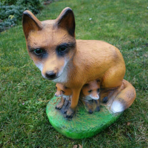 Dekofuchs, Fähe mit 2 Welpen, 40 cm hoch 5