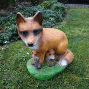 Dekofuchs, Fähe mit 2 Welpen, 40 cm hoch 7