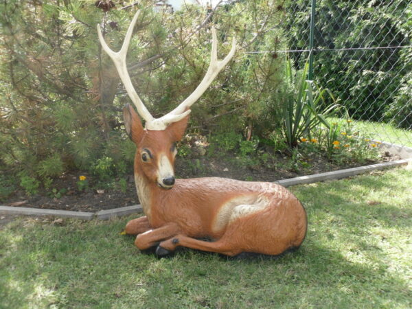 Liegender Hirsch als Gartendeko, 90 cm hoch 2