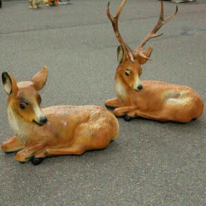 2 Dekohirsche als Paar, Hirsch und Hirschkuh liegend 1