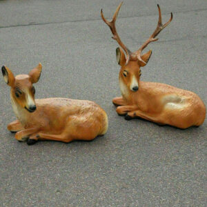 2 Dekohirsche als Paar, Hirsch und Hirschkuh liegend