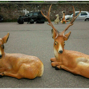2 Dekohirsche als Paar, Hirsch und Hirschkuh liegend 2