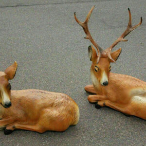 2 Dekohirsche als Paar, Hirsch und Hirschkuh liegend 3