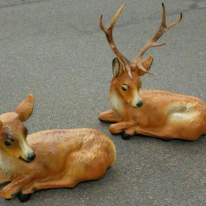 2 Dekohirsche als Paar, Hirsch und Hirschkuh liegend 4