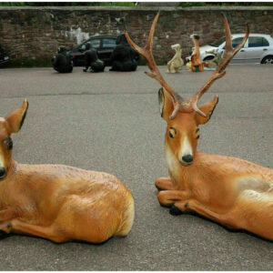 2 Hirschfiguren im Paar, Hirsch und Hirschkuh liegend 8