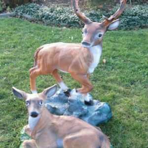 2 Hirschfiguren: Hirsch und Hirschkuh auf Steinplatten
