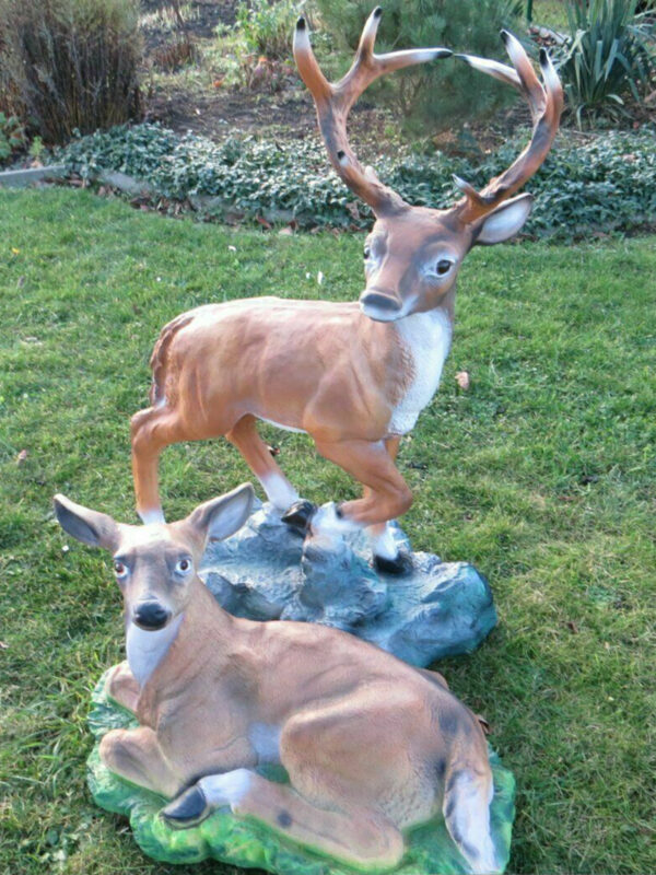 2 Hirschfiguren: Hirsch und Hirschkuh auf Steinplatten