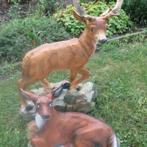 2 Hirschfiguren: Hirsch und Hirschkuh auf Steinplatten 1