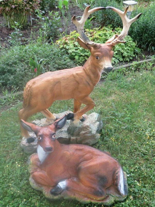2 Hirschfiguren: Hirsch und Hirschkuh auf Steinplatten 2