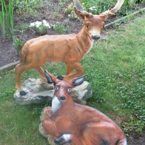 2 Hirschfiguren: Hirsch und Hirschkuh auf Steinplatten 2