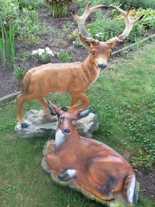 2 Hirschfiguren: Hirsch und Hirschkuh auf Steinplatten 3