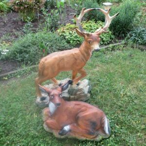 2 Dekohirsche im Paar: Hirsch und Hirschkuh auf Steinplatten 1