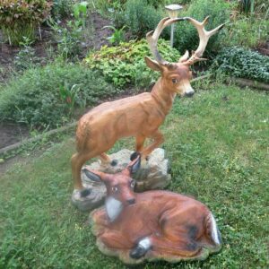 2 Dekohirsche im Paar: Hirsch und Hirschkuh auf Steinplatten 2