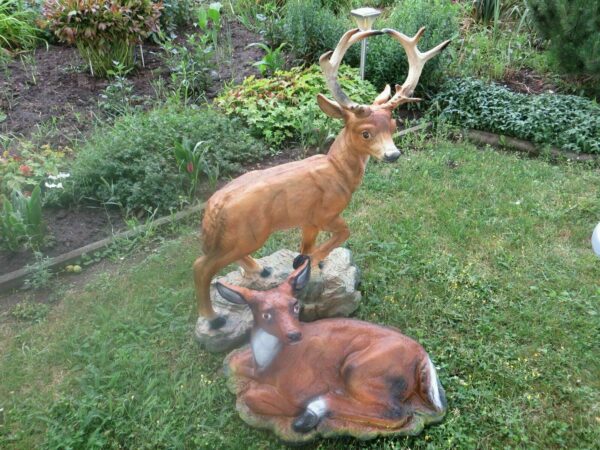 2 Hirschfiguren: Hirsch und Hirschkuh auf Steinplatten 5