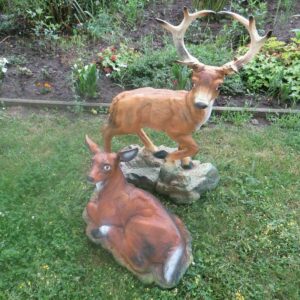 2 Dekohirsche im Paar: Hirsch und Hirschkuh auf Steinplatten 3