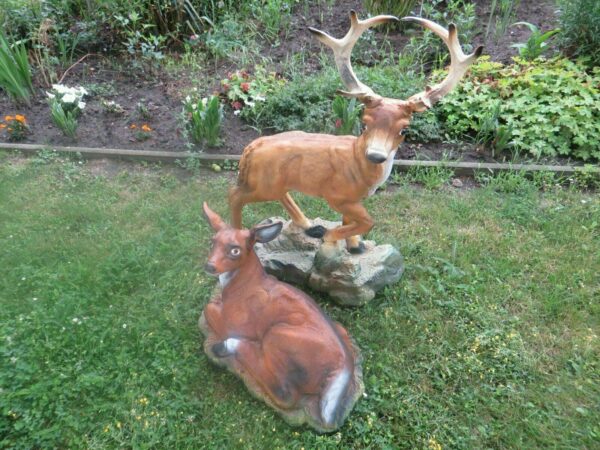 2 Hirschfiguren: Hirsch und Hirschkuh auf Steinplatten 6