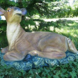 Deko Hirschkuh liegt auf einer Wiesenplatte, 80 cm lang 1