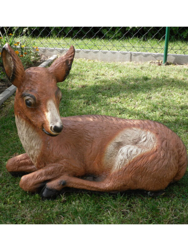 Dekofigur liegende Hirschkuh für den Garten, 58 cm hoch