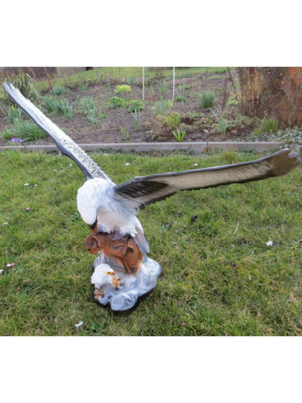 Gartendekofigur Adler mit Küken, 54 cm hoch