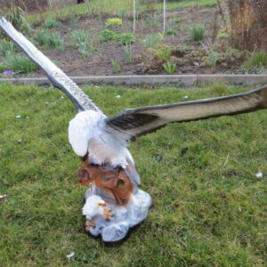Adlerfigur mit Küken für die Gartendeko, 54 cm hoch