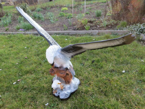 Gartendekofigur Adler mit Küken, 54 cm hoch 2