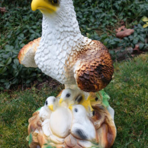 Adler mit 3 Küken und Ei als Gartendekofigur, 50 cm hoch
