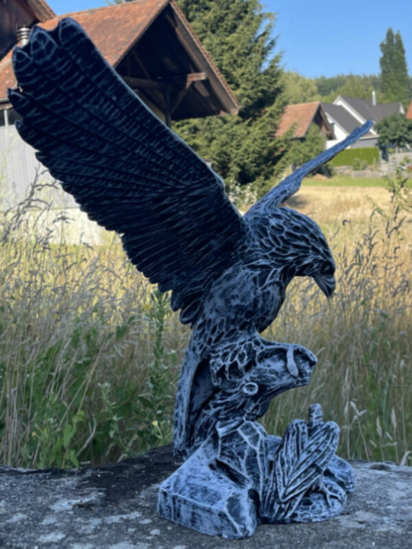 Gartendekofigur Adler mit Jungem in Betonoptik, 54 cm hoch