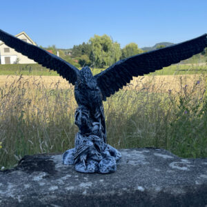 Gartendekofigur Adler mit Jungem in Betonoptik, 54 cm hoch 1