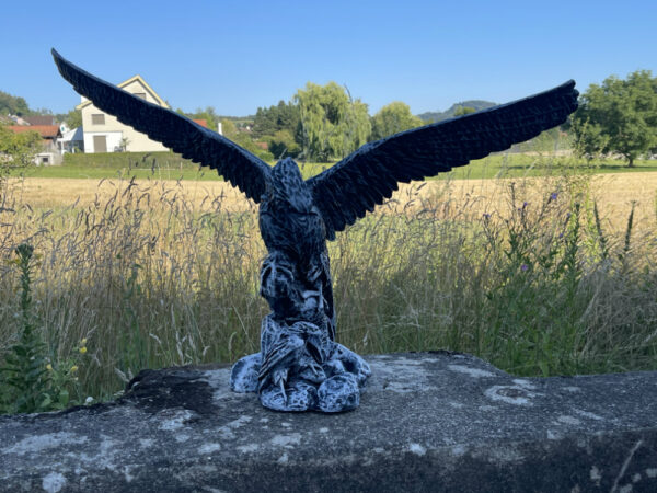 Gartendekofigur Adler mit Jungem in Betonoptik, 54 cm hoch 2