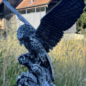 Adlerfigur mit Jungem als Gartendeko, betonfarben, 54 cm hoch 1