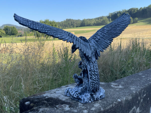 Gartendekofigur Adler mit Jungem in Betonoptik, 54 cm hoch 3