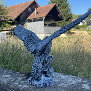 Adlerfigur mit Jungem als Gartendeko, betonfarben, 54 cm hoch 2