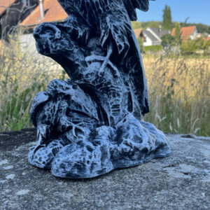 Adlerfigur mit Jungem als Gartendeko, betonfarben, 54 cm hoch 3