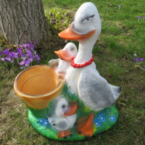 Ente mit Küken an Blumentopf als Gartendeko, 60 cm hoch