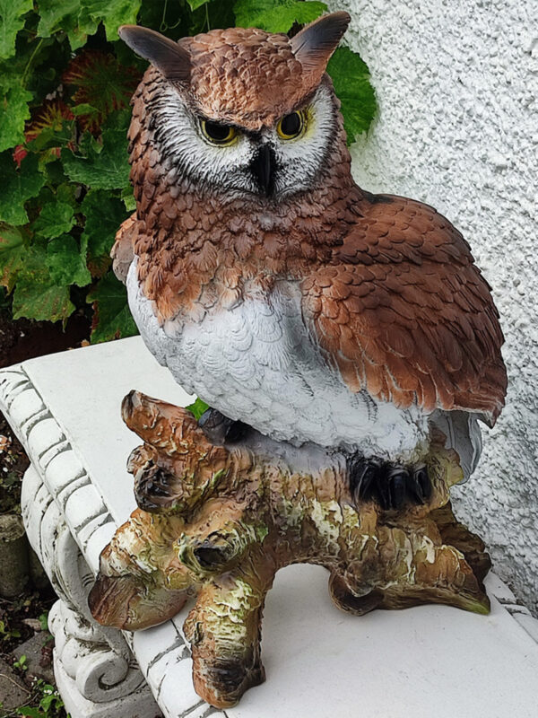 Lebensgrosse Eulenfigur auf einem Ast, 55 cm hoch