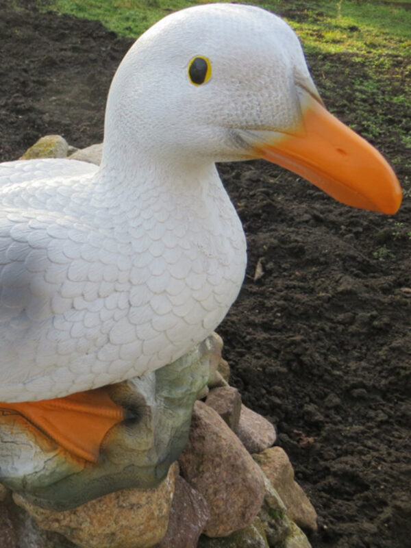 Lachmöwe auf Stein hockend als Gartendeko, 45 cm lang