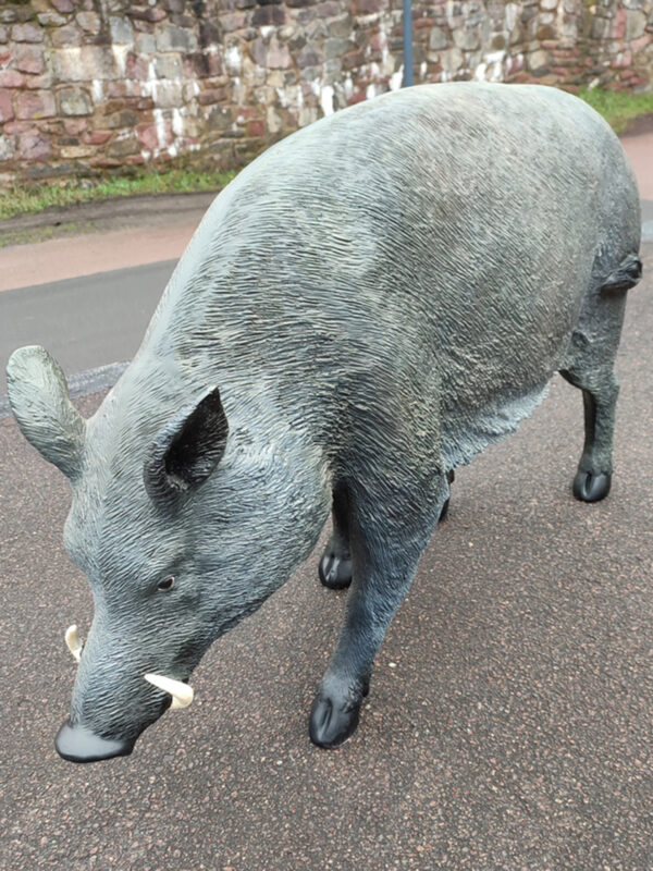 Grosser Keiler als Dekofigur im Garten, 115 cm lang