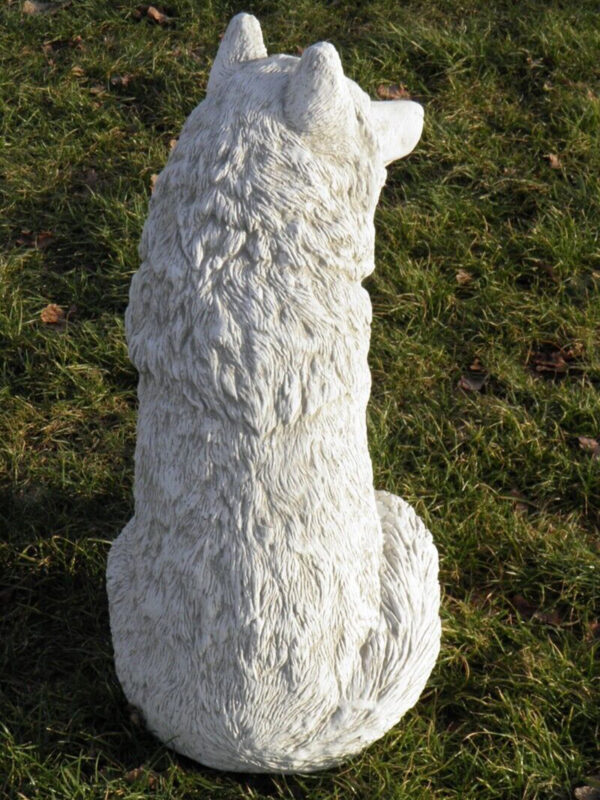 Sitzender Deko Wolf aus Beton für den Garten, 70 cm hoch 3