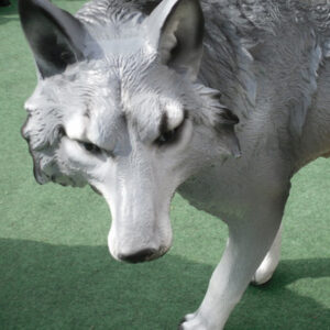 Dekofigur von einem jungen Wolf für den Garten. 60 cm lang
