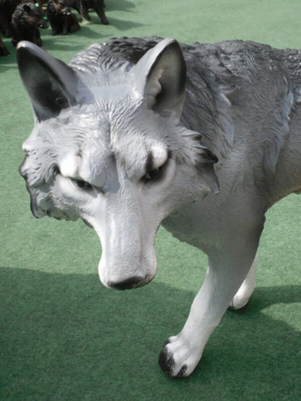 Dekofigur von einem jungen Wolf für den Garten. 60 cm lang