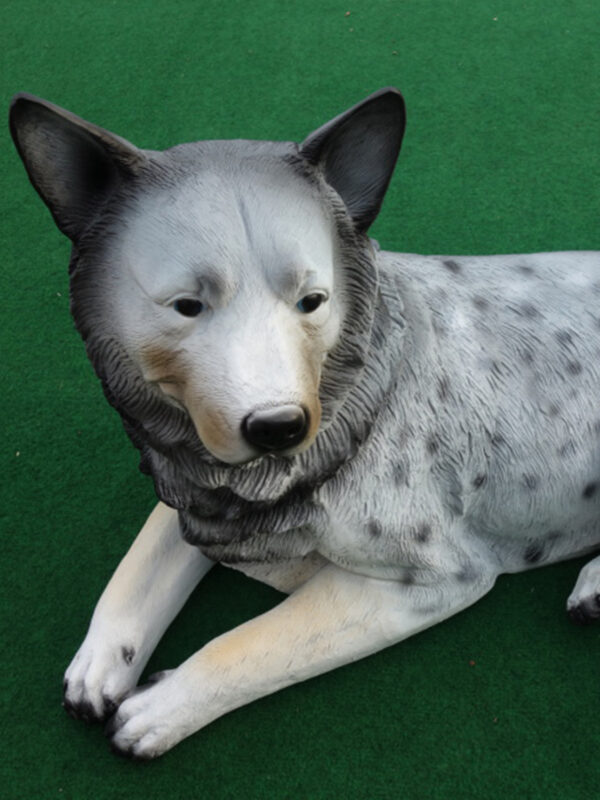 Liegende Wolffigur für den Garten, 74 cm lang