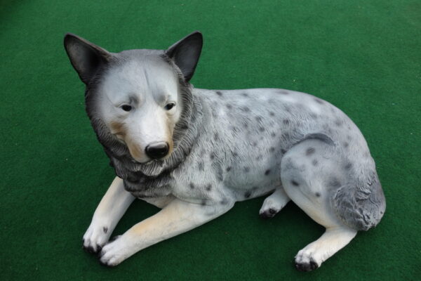 Liegende Wolffigur für den Garten, 74 cm lang 2