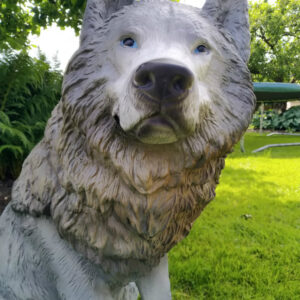 Gartendekofigur sitzender Wolf, 69 cm hoch
