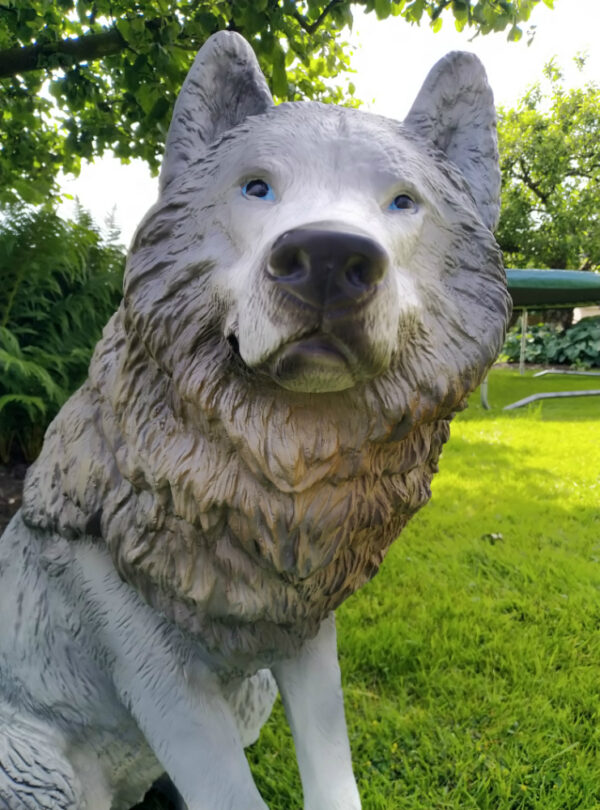 Gartendekofigur sitzender Wolf, 69 cm hoch