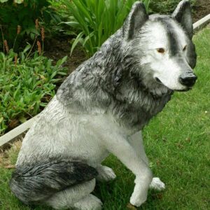 Sitzende Wolf Dekofigur für den Garten, 69 cm hoch 1