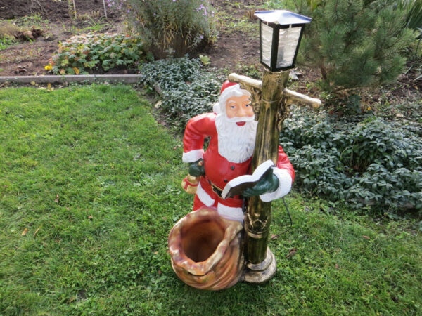 Weihnachtsmann Deko lehnt an Solarlampe, 105 cm hoch 4