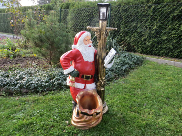 Weihnachtsmann Deko lehnt an Solarlampe, 105 cm hoch 3