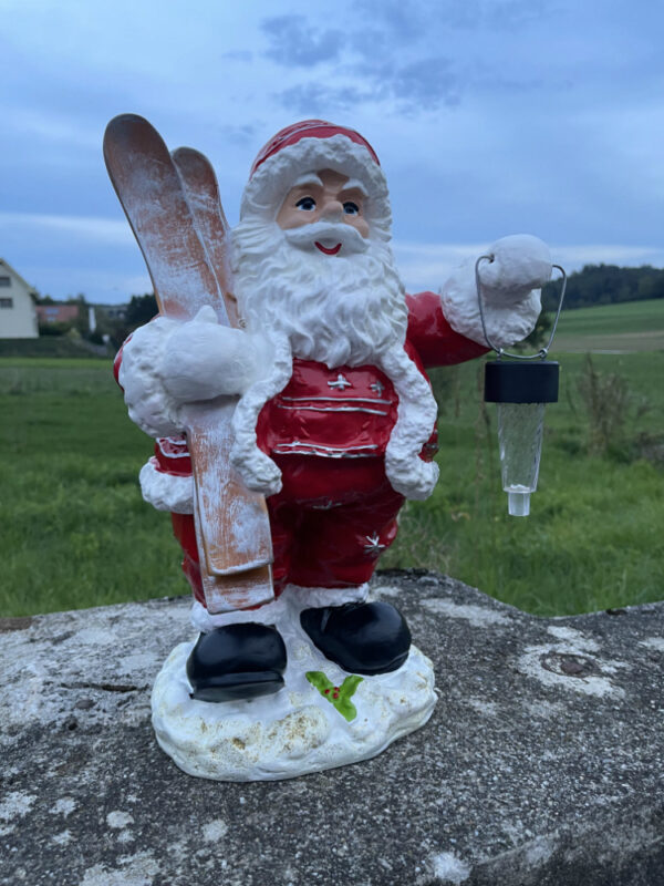 Nikolaus Gartenfigur mit Solarlampe und Skiern, 40 cm hoch 2