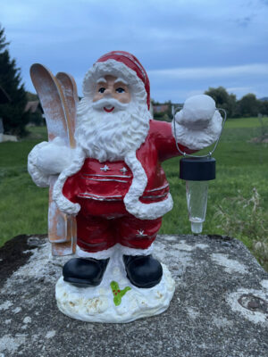 Nikolaus Gartenfigur mit Solarlampe und Skiern, 40 cm hoch